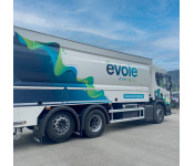 Camion citerne évole énergies pour la livraison de granulés de bois en vrac.